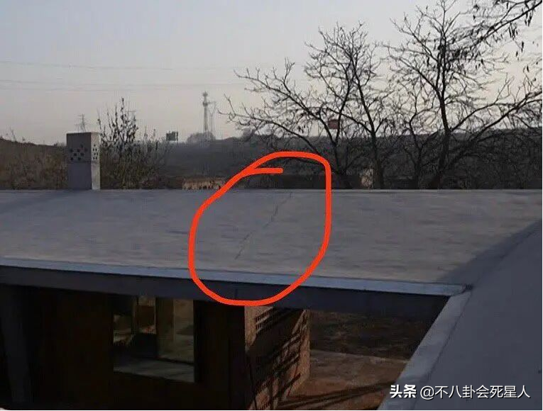 132万土胚房新进展，房子已经出现裂缝，设计师住房也被指违建
