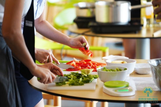 在香港哈罗国际学校，有普通中产家庭孩子吗？