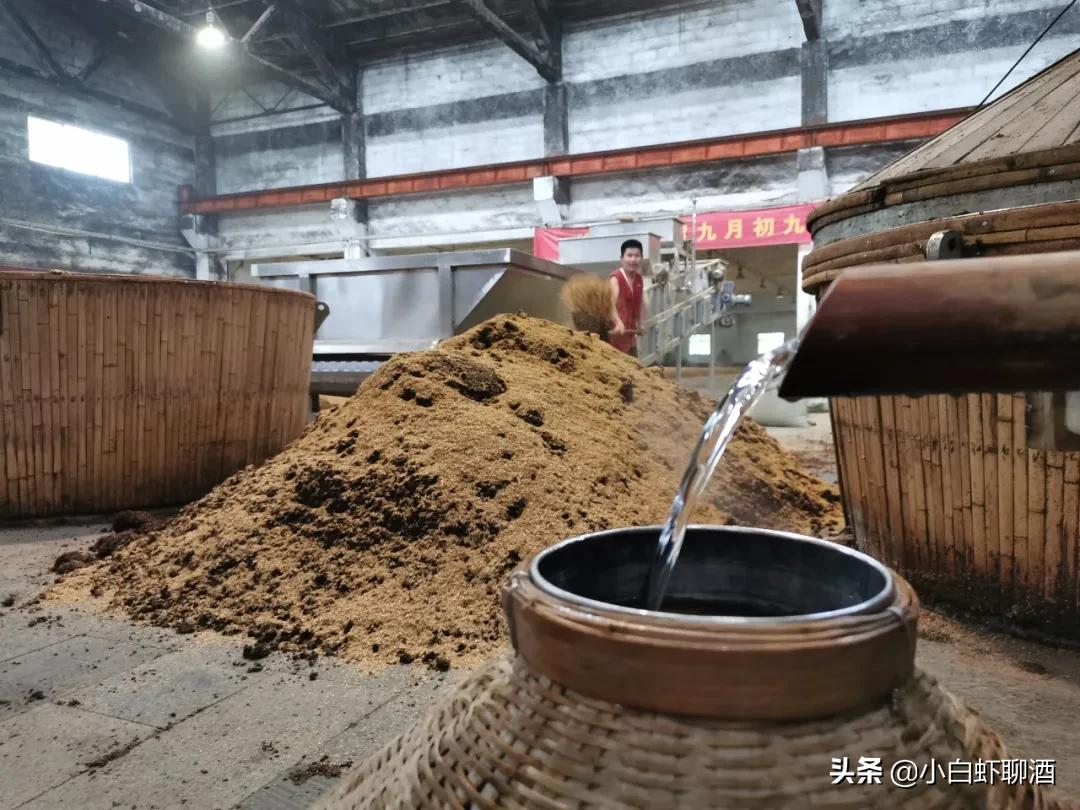 燕南春酒的酿造,是在传统的老五甑工艺的基础上加以创新,并采桶式蒸馏