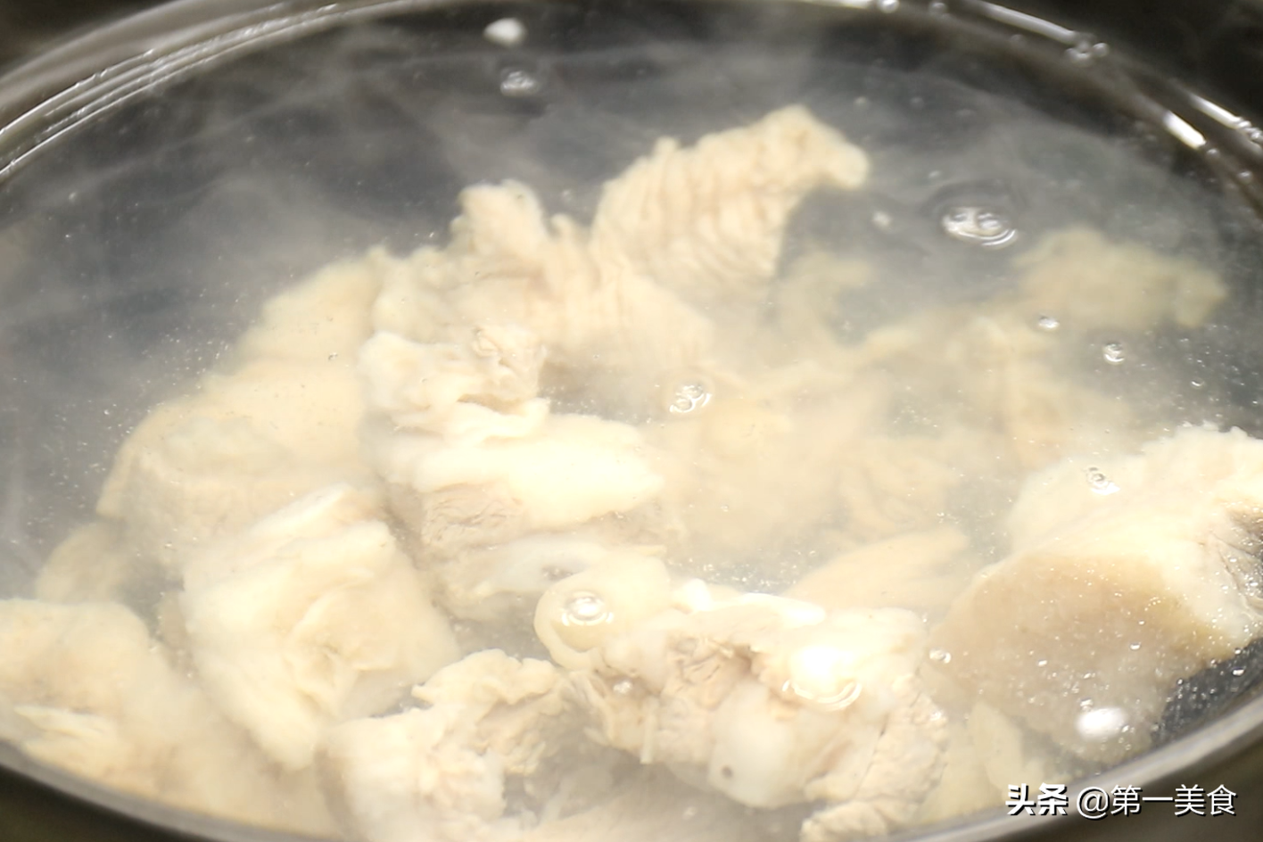 回族大厨教你清炖羊排，传统做法零添加，汤白似奶，羊肉软烂