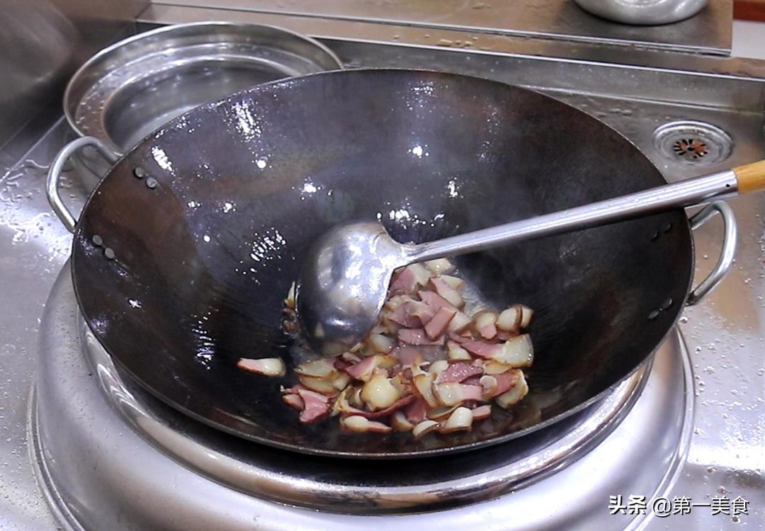 饭店的腊肉炒芹菜，为啥清脆不柴有嚼劲，厨师长告诉你关键在哪