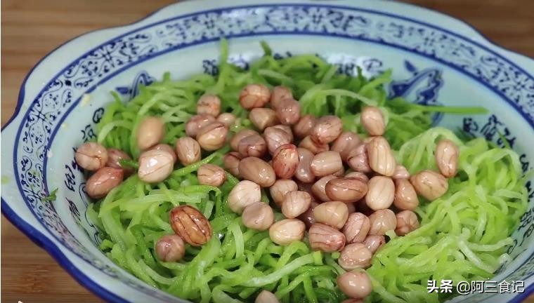 萝卜别再腌着吃了，加1把花生米，教你新做法，营养解馋比肉还香