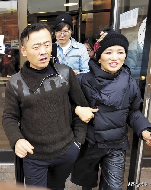 鄢军起诉周立波 周的律师终于回应了 是认怂还是策略 说法不一