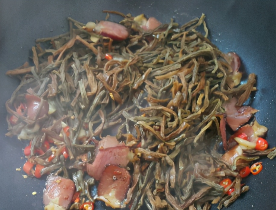 我家每年要囤15斤的菜，和腊肉是绝配，一泡一炒鲜香十足，解馋