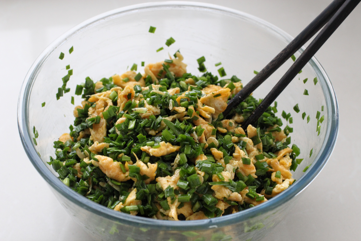 包子煎着吃，脆底鲜香咬一口冒汁儿，做法简单比外面卖得好吃多了