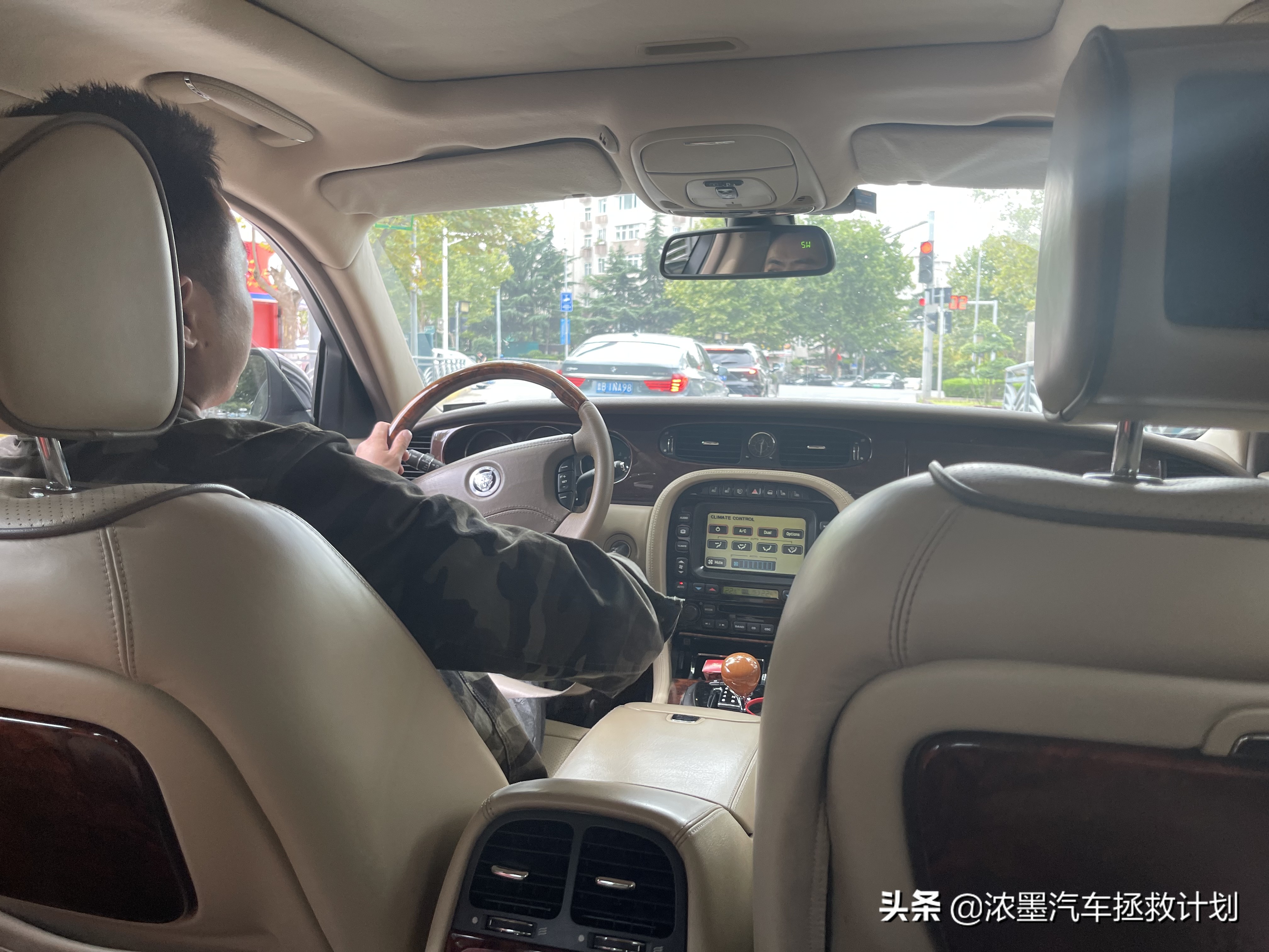 捷豹XJ：从容耀眼，尽显优雅风范