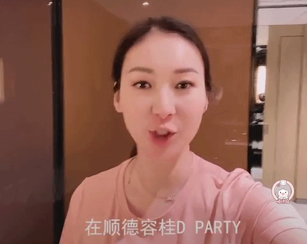性感港星来渔人码头吃饭！曾出演电影《喜爱夜蒲》…