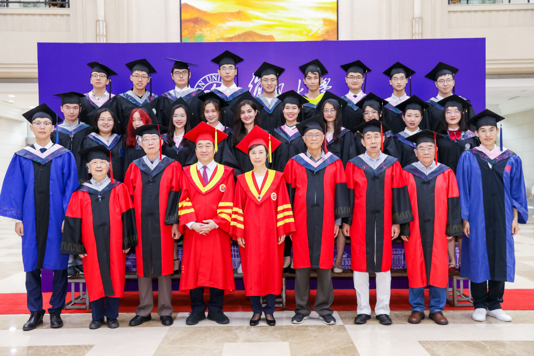 毕业季，复旦大学书记校长喊毕业生合影啦！