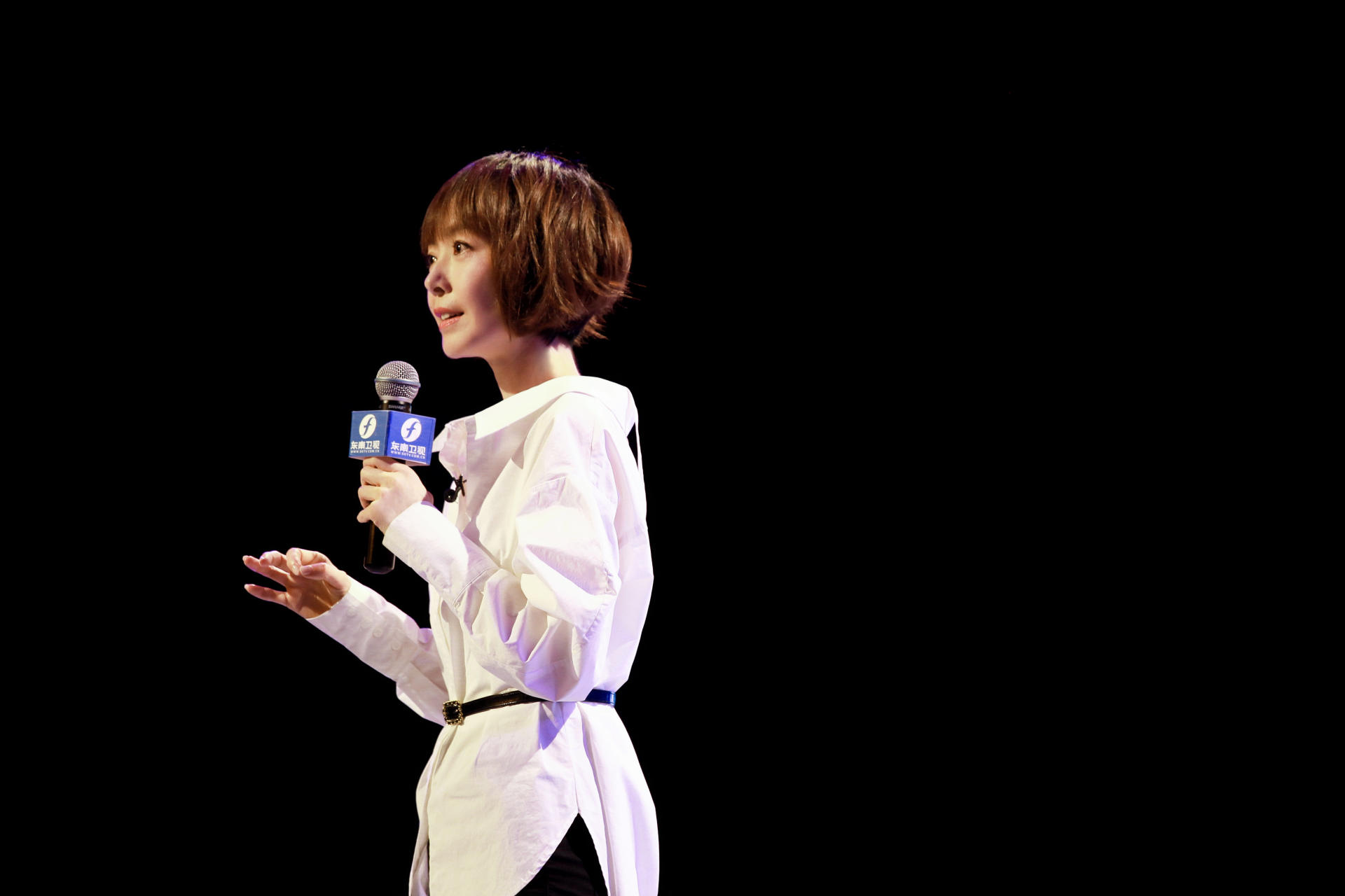 51岁的陈鲁豫:因瘦被骂,被嘲情商低,却成著名主持人,凭啥?