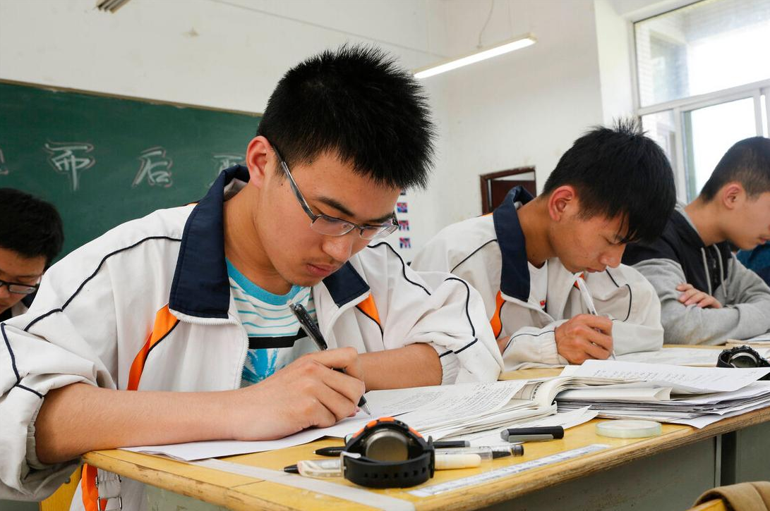 高三学生补课花15万,两次模拟考试均拿第一,却遭到同学的嘲笑