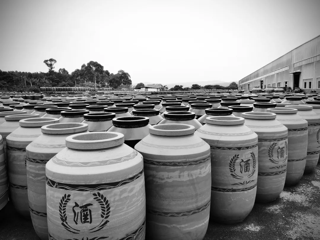 “茅台镇上的酒厂”都用这里产的酒坛