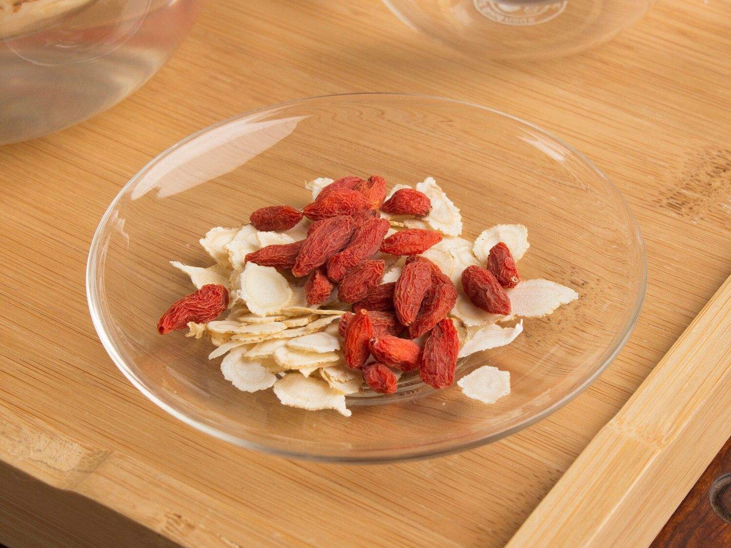 黄芪泡茶配一物,坚持一段时间,温热补气,消除疲劳