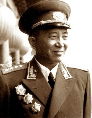 毛泽东痴迷游泳，1956年游长江诗兴大发，写下《水调歌头·游泳》