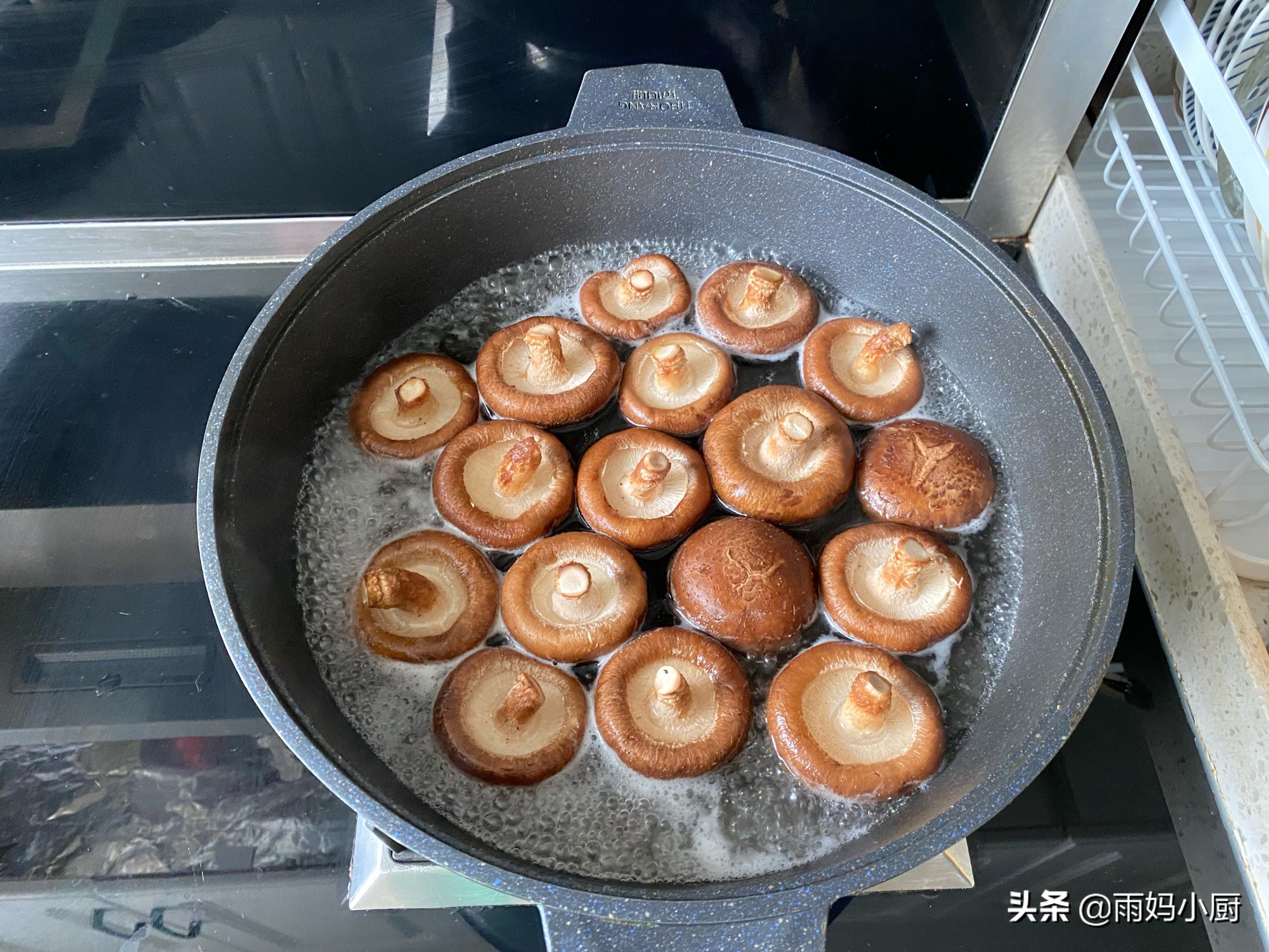 香菇木耳猪肉包子的家常做法，1次发酵真省事，外皮暄软馅料多汁