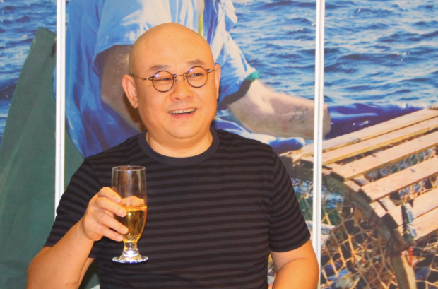 50岁刀郎久违现身粉丝见面会:时代抛弃你的时候,连招呼都不打