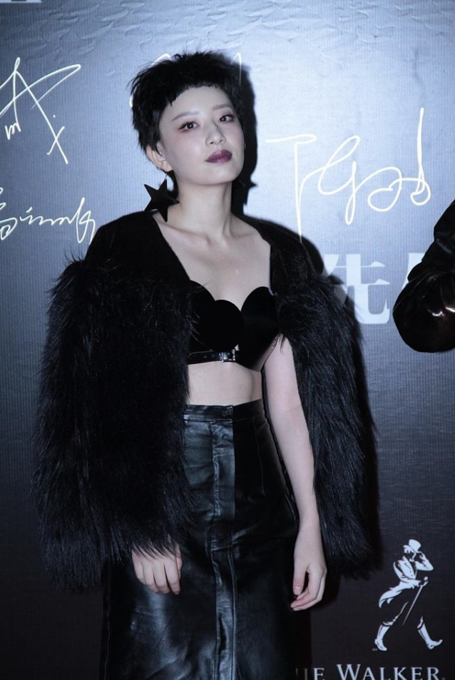 短发的女人时尚感太强了，李斯丹妮这造型，一般人轻易还是别学了