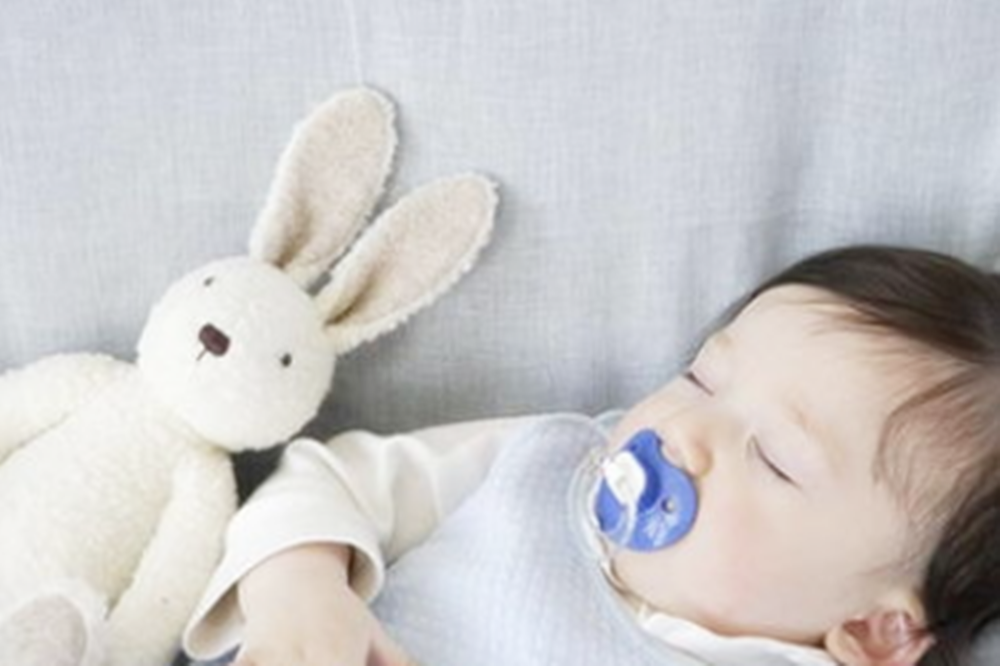 为啥宝宝会吃母乳就睡，放下来一会儿就醒？宝宝的需求妈妈要了解