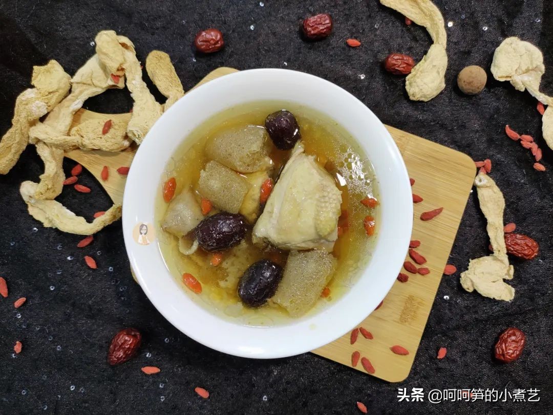 妈妈说三伏天里多喝汤，安排上营养美味的竹荪鸡汤，滋补又消暑