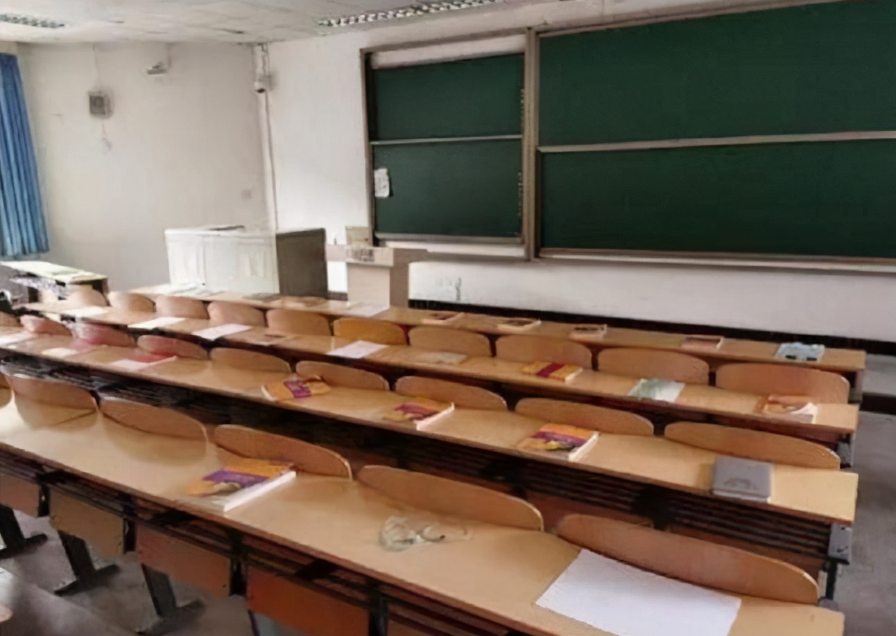 清华教室实拍图，“内卷”趋势越发严重，高学历低素质遭群嘲