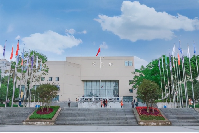 占地2390余亩，重庆这所大学美到被央视新闻