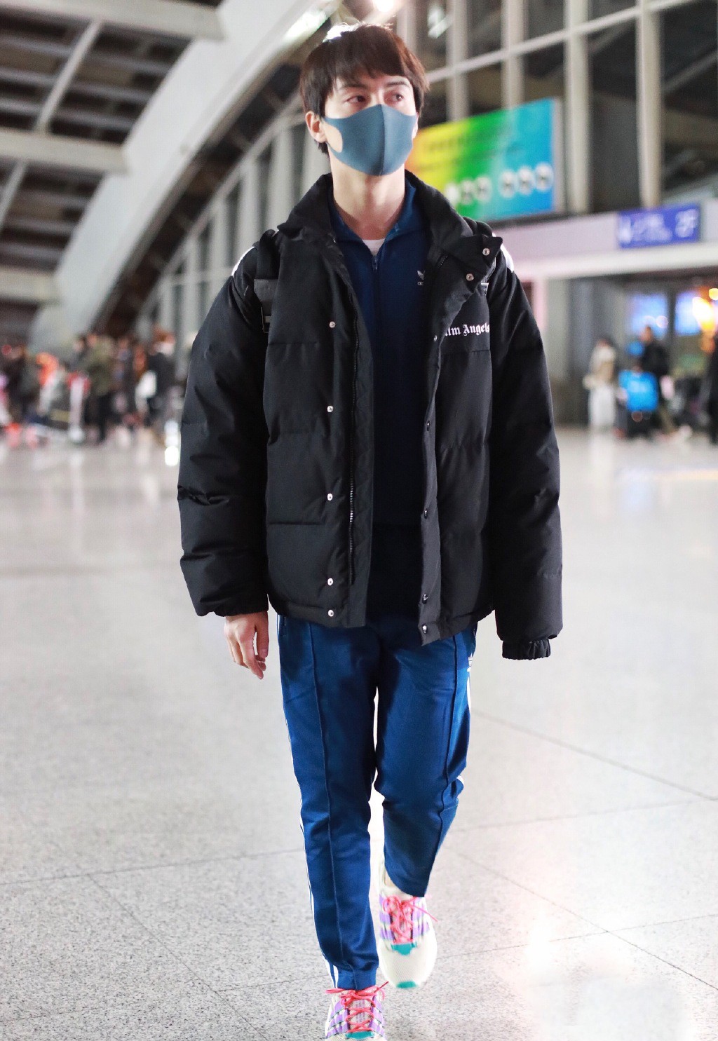 马天宇现身机场，蓝色运动套装配黑色羽绒服，网友：休闲鞋很抢镜
