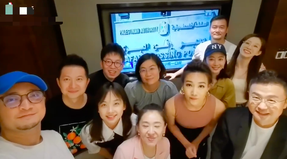 央视天团聚会！李梓萌穿露肩装颜值出众，仨新晋美女主持同框比美
