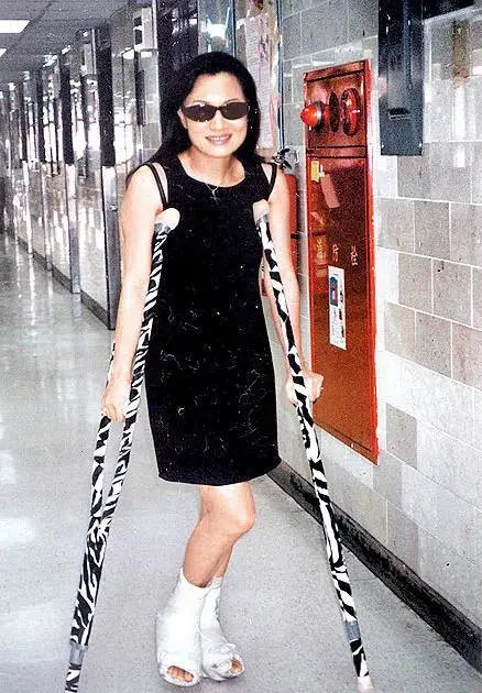 知名女星与已婚男同居18年,被当街扒衣殴打:她不配幸福?