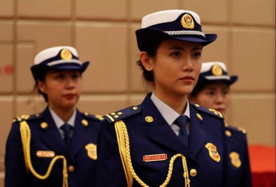 而消防员的礼服,也由军绿色向"火焰蓝"转变.