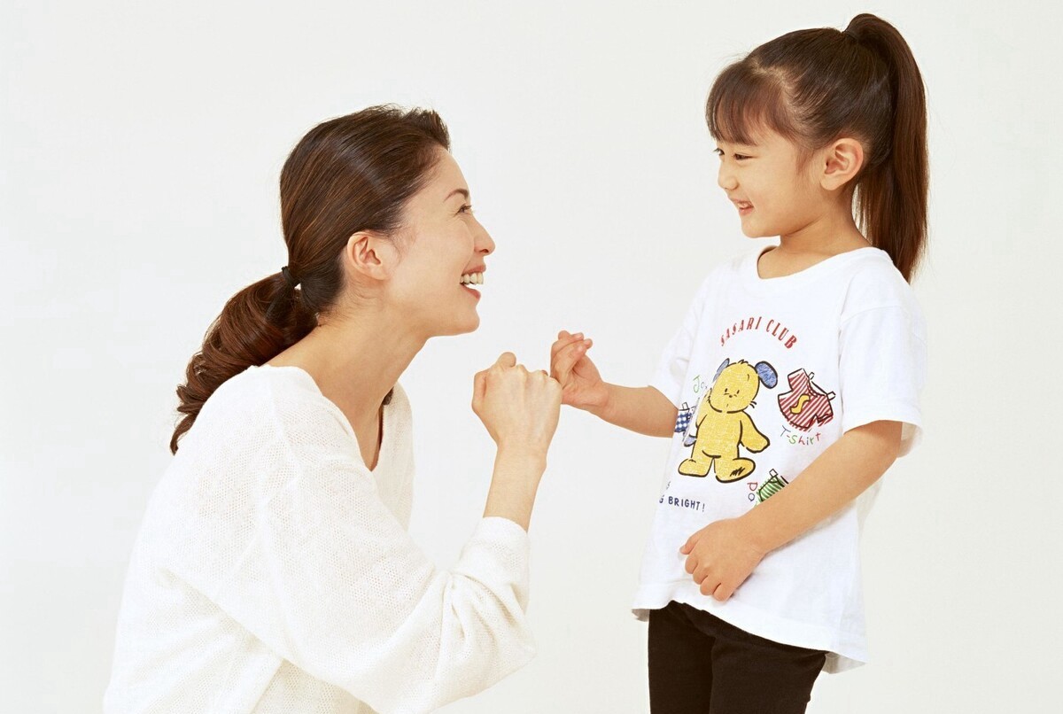 当孩子哭闹不愿意去幼儿园时，家长要明白什么该说，什么不该说