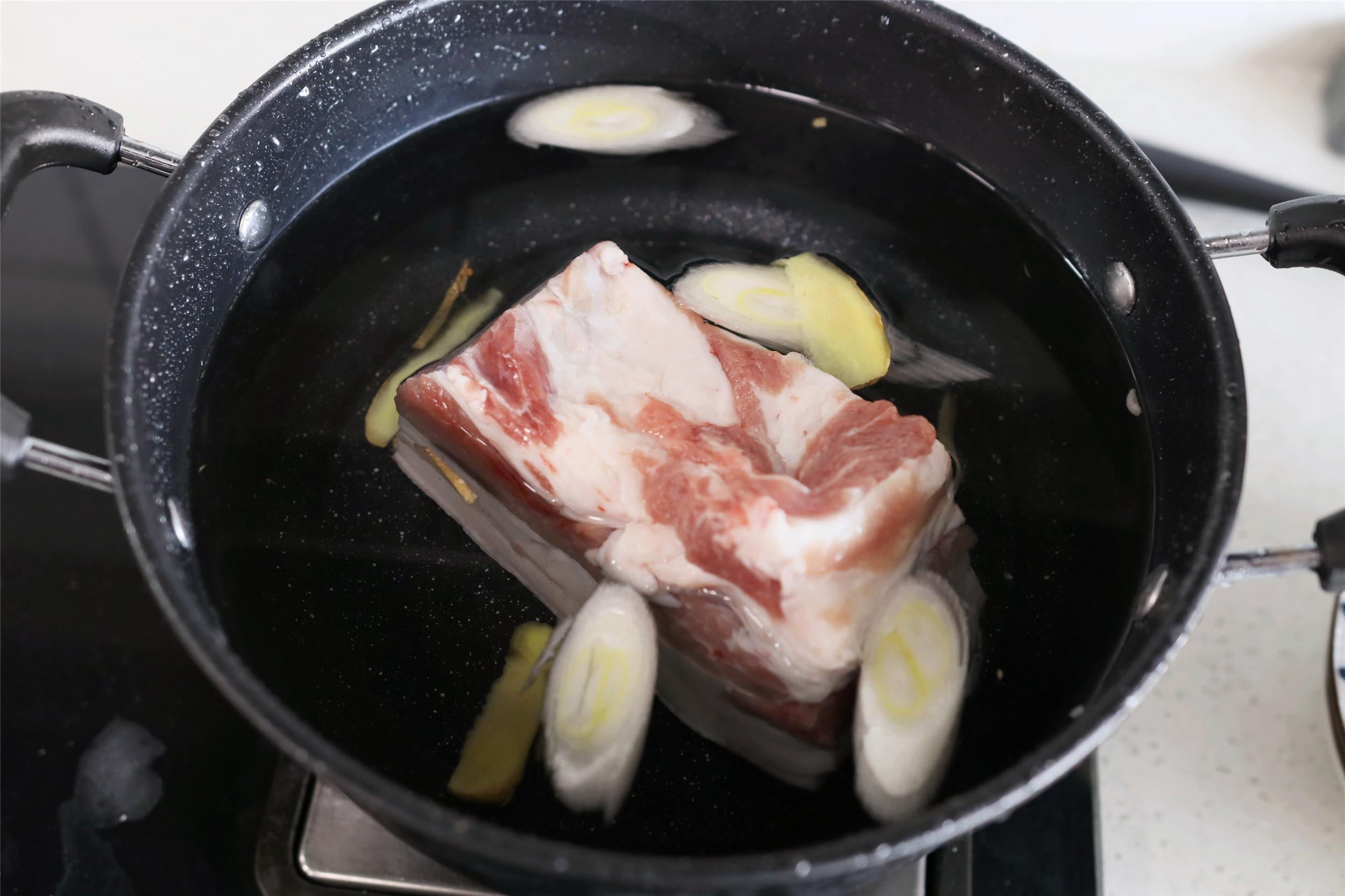 年夜饭加道“硬菜”，梅菜扣肉端上桌，这做法软烂浓香，入口即化
