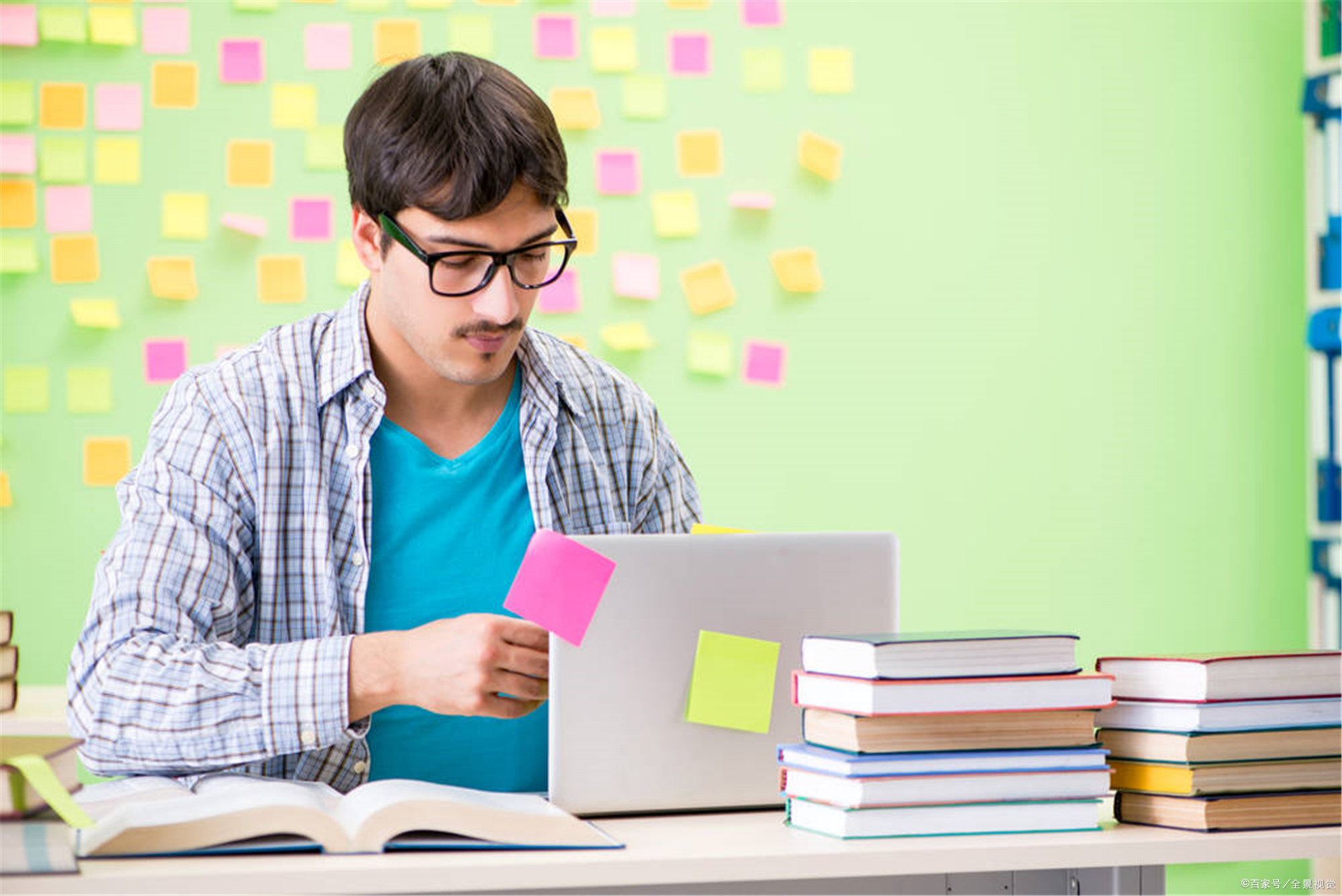 “高考疯子”吴善柳，复读8次终圆梦清华，却被很多企业拒之门外