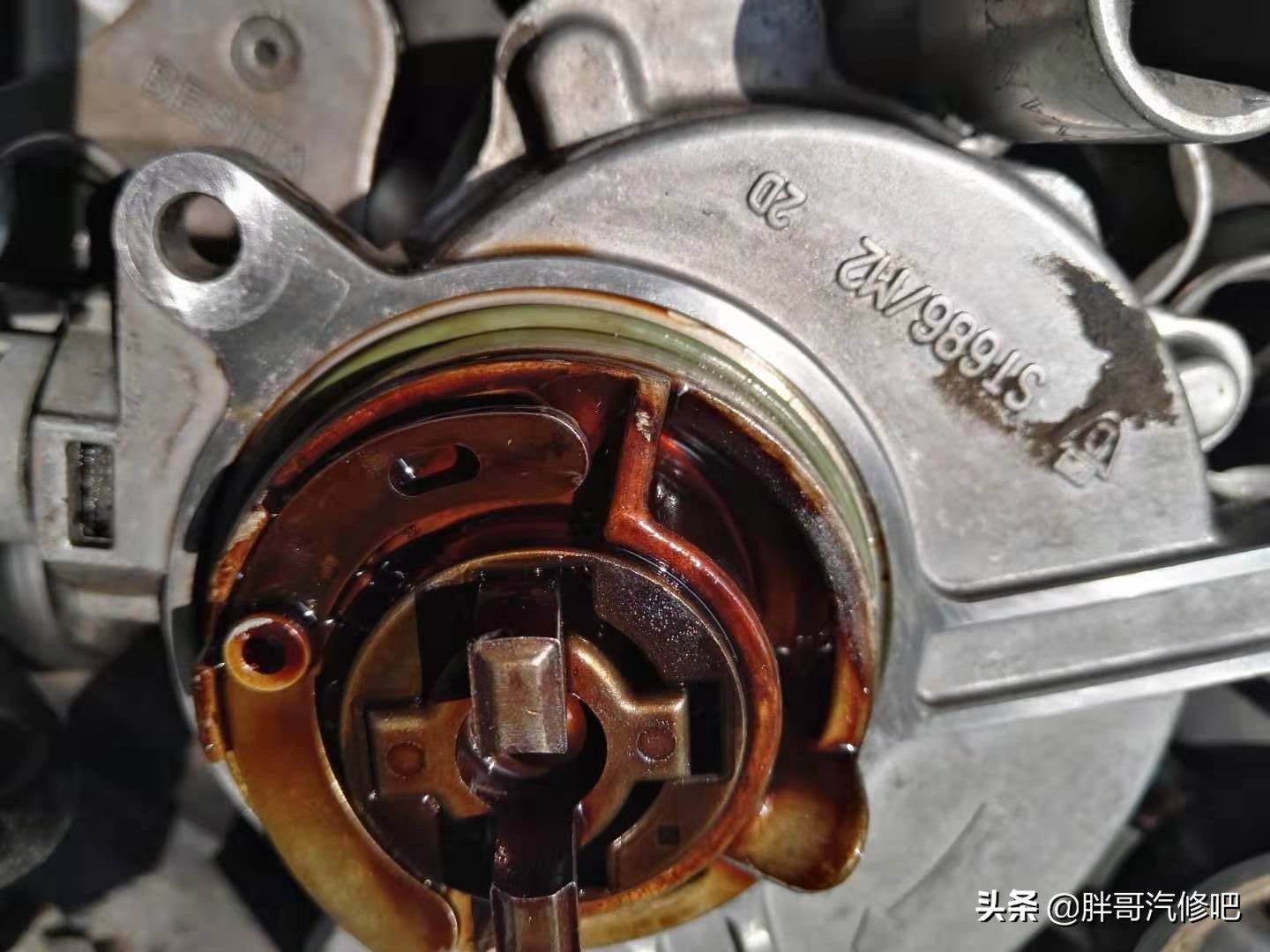奥迪发动机漏油，刹车真空泵维修，热车启动困难更换碳罐电磁阀