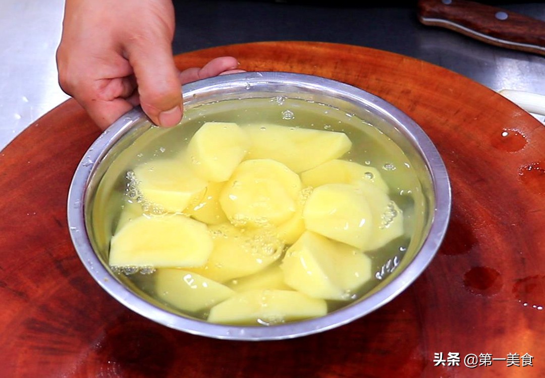 沙湾大盘鸡怎么做才好吃？厨师长教你做法和技巧，麻辣鲜香又入味