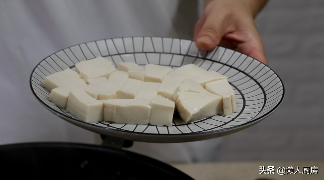 豆腐遇到它就这样炖，好吃极了，营养丰富，又鲜又嫩