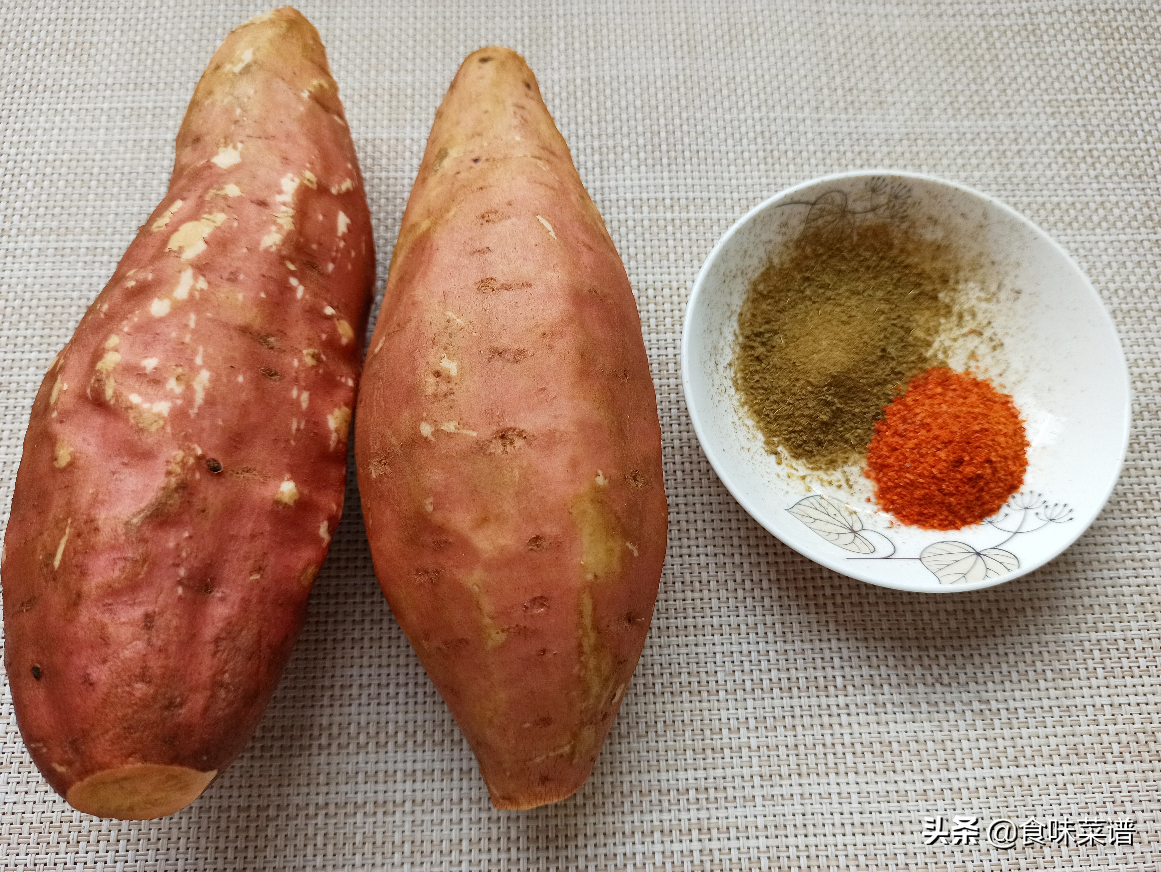 炸薯片的家常做法，3个红薯1把孜然，酥脆可口，做一大盆不够吃