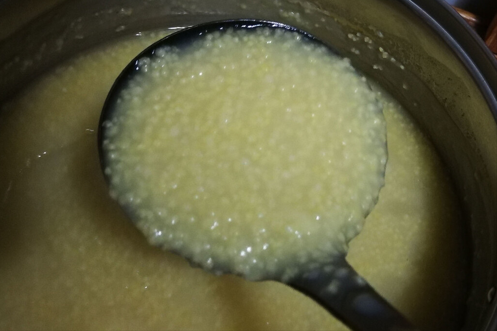 煮小米粥，不要只用清水，分享2个技巧，米粥米油多，香浓口感好