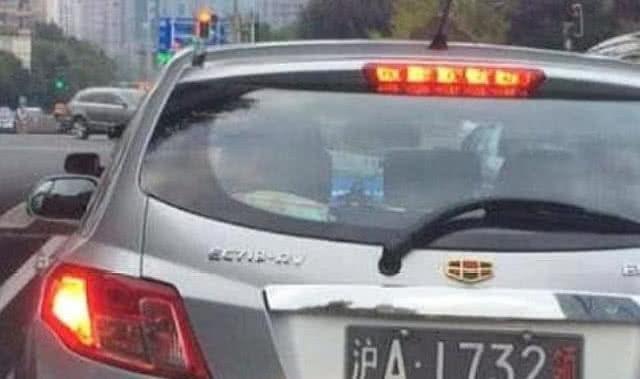 上海“最牛”吉利现身，看到其车牌号后，网友：宾利都“惹不起”