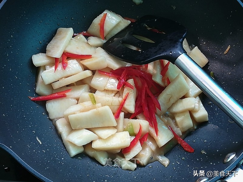 酸溜溜的味道，酸爽可口，开胃下饭，还帮油腻腻的肠胃减减负