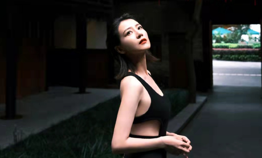 高圆圆性感起来太撩人!小黑裙后背用绑带固定,梳大背头高贵冷艳