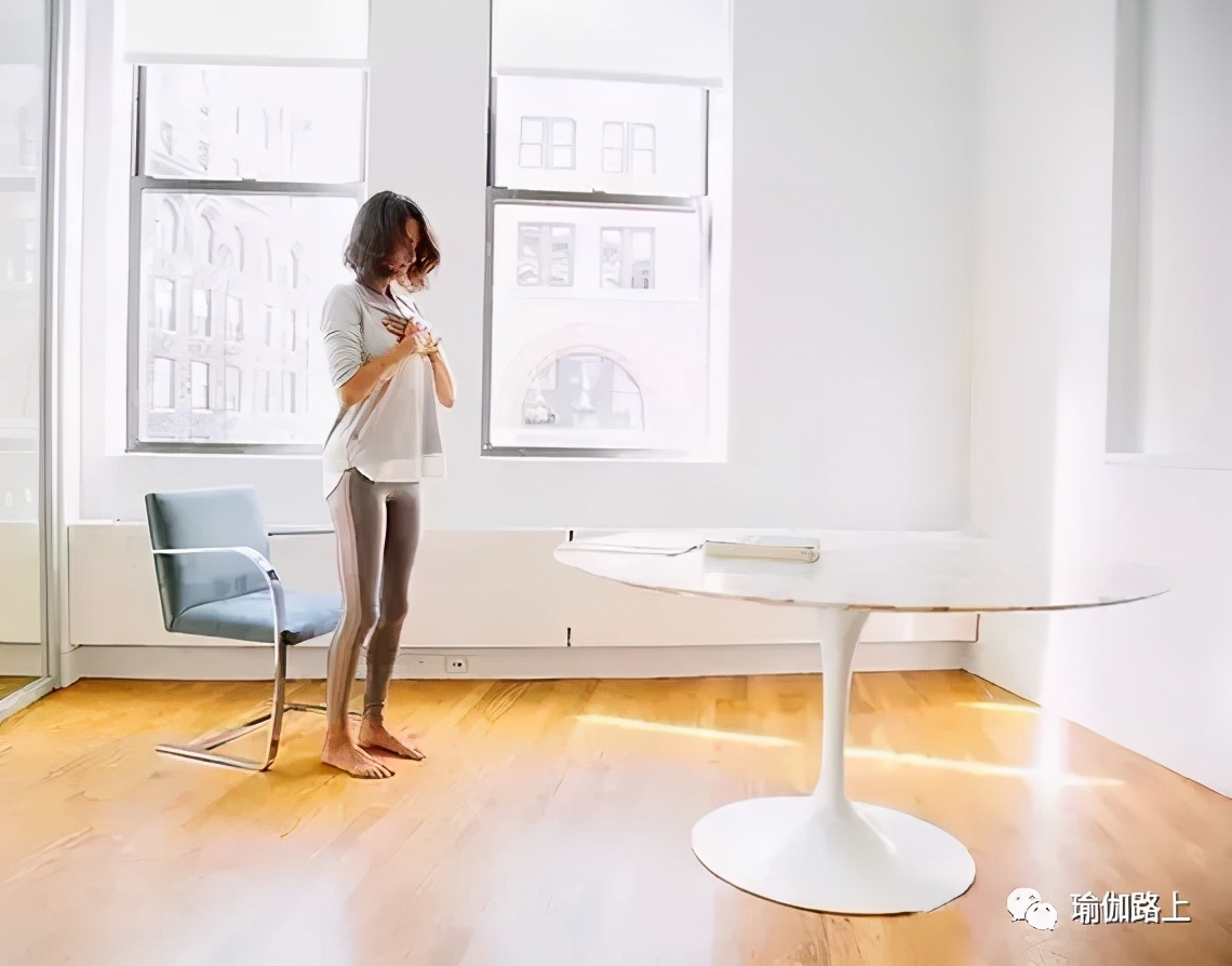 一套简单有效的办公室瑜伽，10分钟缓解全身疲劳（收藏级）