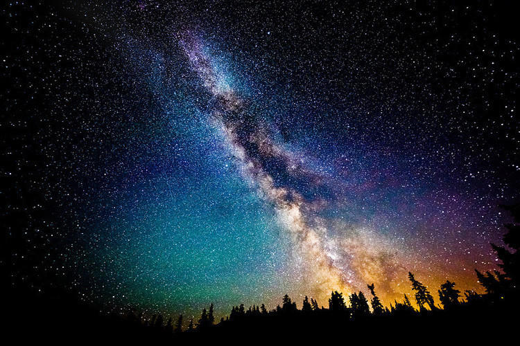 七夕星河璀璨夜，鹊桥相会诉情长。