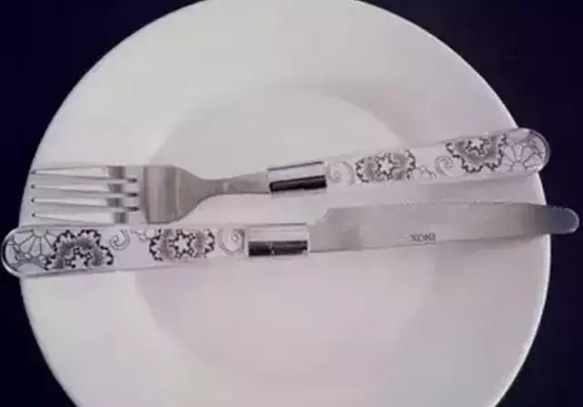 技能 | 西餐中刀叉摆放的暗语，你知道哪些？