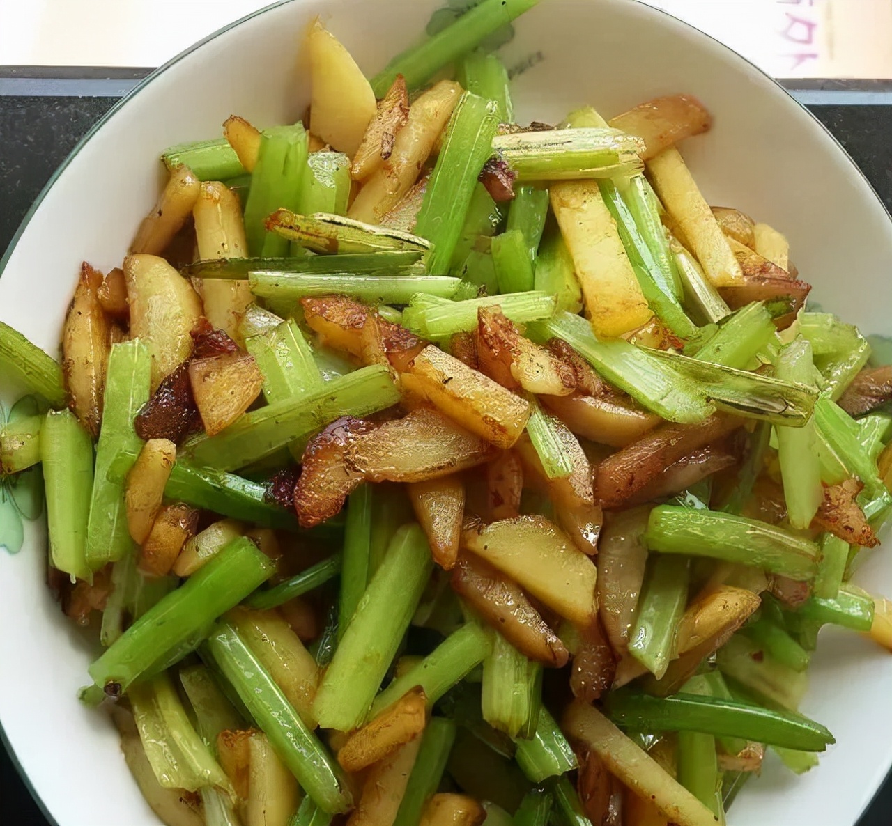 芹菜根的功效和作用(芹菜浑身都是宝) - 行就行
