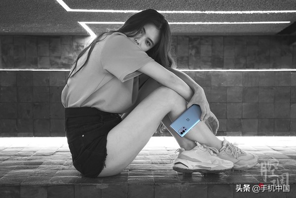 手握蓝屿的女孩儿 种着最美的梦里花