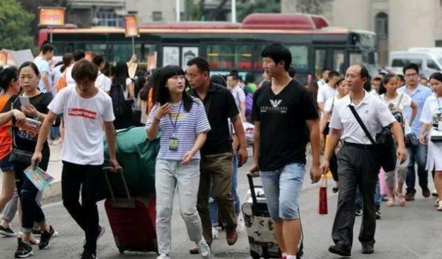 大学食堂“标语”火了，为了吸引学生去吃饭，真的是各出奇招