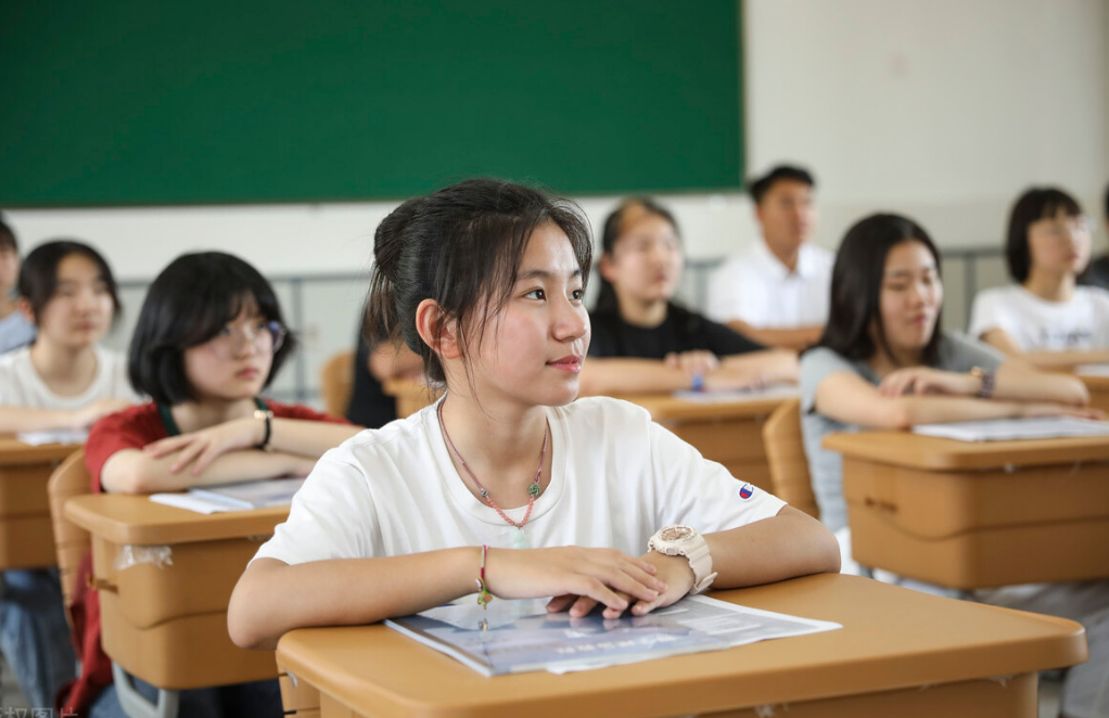 大学生逐渐沦为“底层”，曾经的辉煌已经不再，未来该何去何从