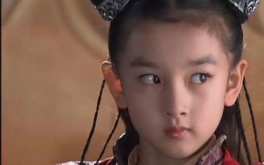 宋祖儿太敢穿！红格纹裤配绿拖鞋意外好看，摆不同pose好少女