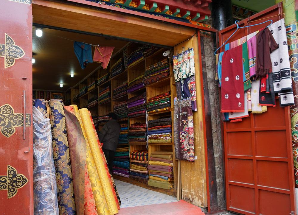 八廓街边的小小店铺，展现着藏文化的生机与活力