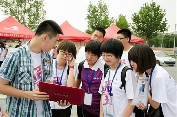 清华大学课改惹争议，700多门课程将用全英文教学，师生叫苦不迭