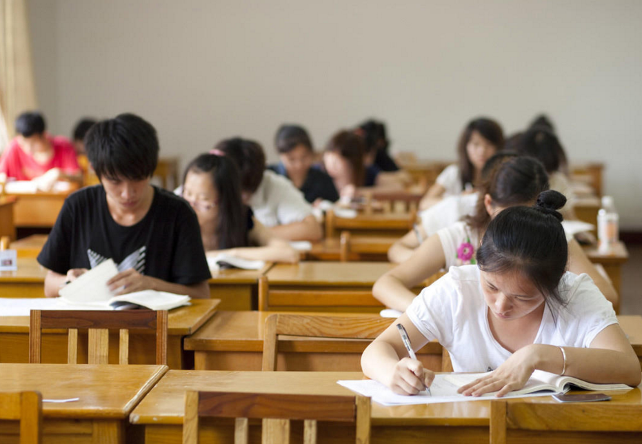 国内“考试难度”排行榜，高考竟无缘榜首，考研意外垫底